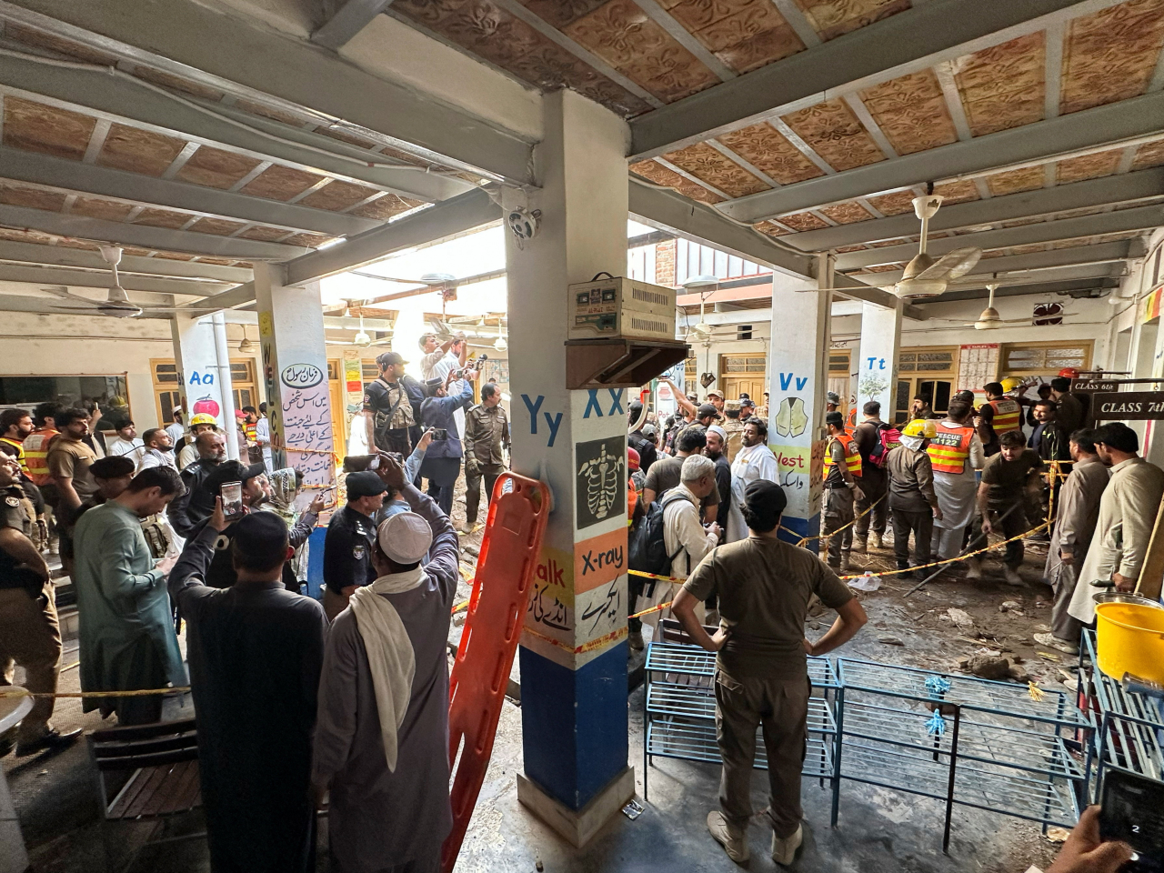 事發在巴基斯坦西北部城市白沙瓦，學校較高樓層的屋頂首先坍塌，瓦礫跌落較低樓層，導致低樓層的天花板坍塌，壓住多名師生。（路透社）