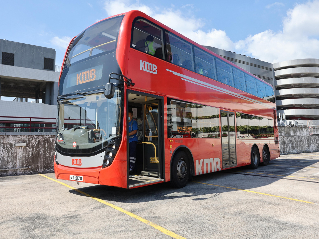 新一批特色旅遊項目將於第四季起逐步推出，包括參觀九巴車廠。（政府新聞處）
