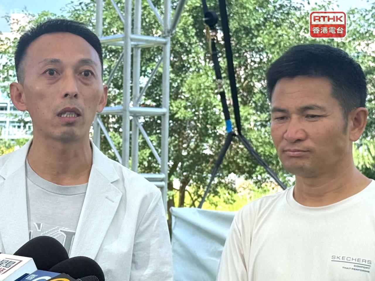 船東盛先生（左）乘坐自己的46呎雙體船，載同朋友一行四、五人來港自由行，早上8時許從深圳機場碼頭出發，經口岸查驗後約11時抵達本港水域。 （盧紫菁攝）