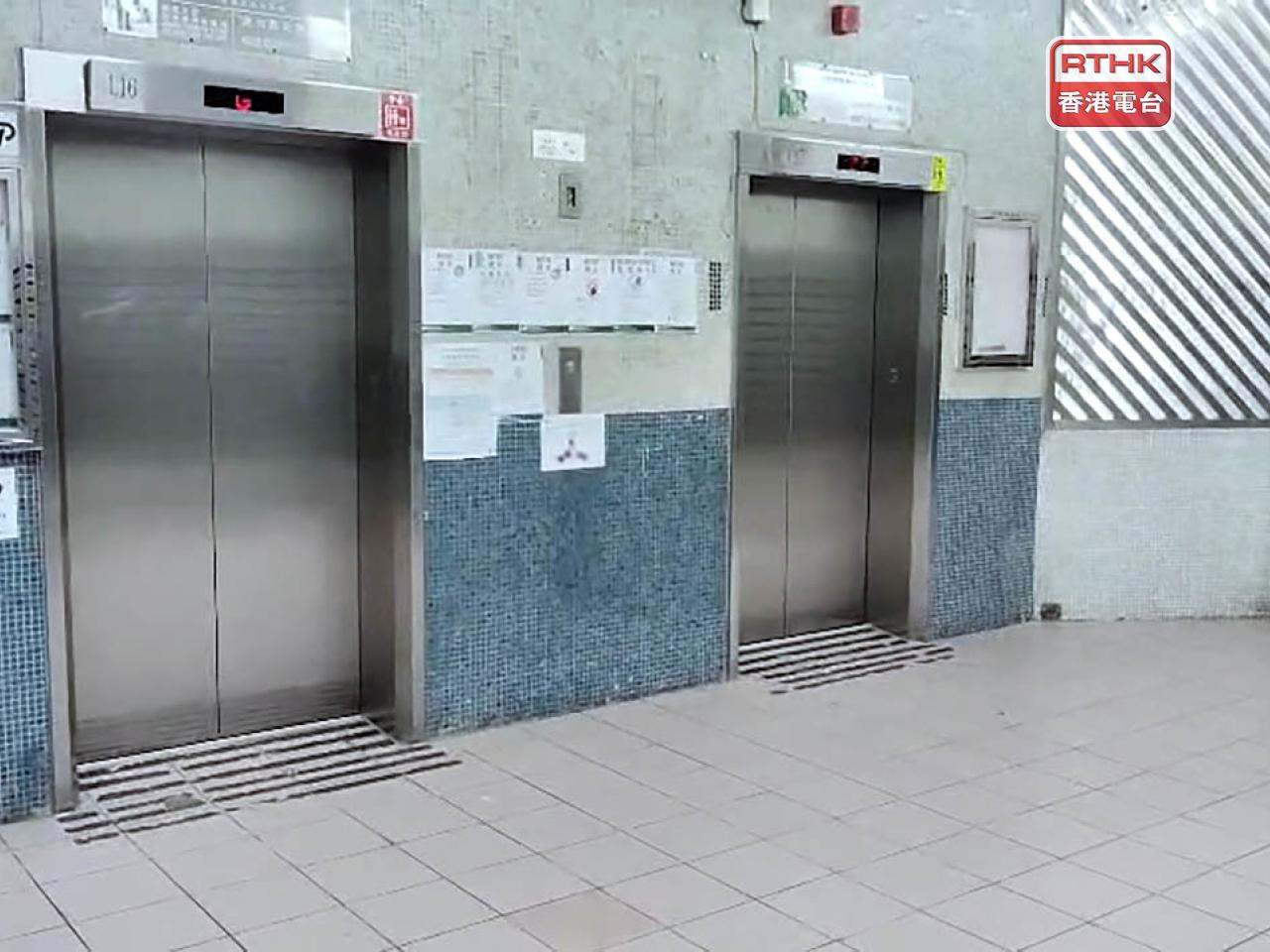 本台記者到過邨內其中3幢大廈，升降機早上如常運作，亦沒有圍封。（郭志強攝）