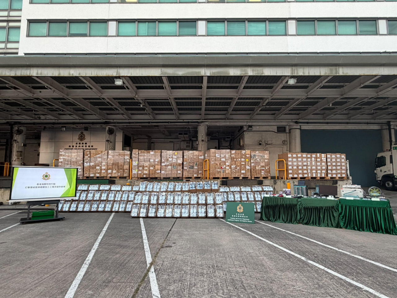 海關打擊懷疑冒牌硬碟加工工場及儲存倉庫，檢獲約6800件懷疑冒牌硬碟，估計市值約5千萬元。（政府新聞處）