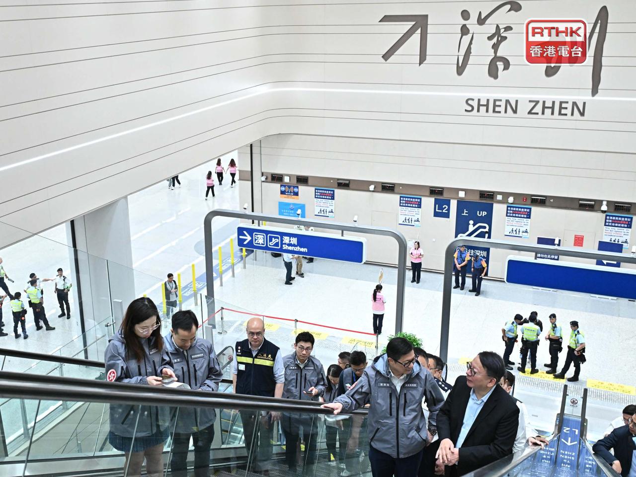鄧炳強說，會預留充裕人手應府重陽節人潮高峰。（政府新聞處資料圖片）