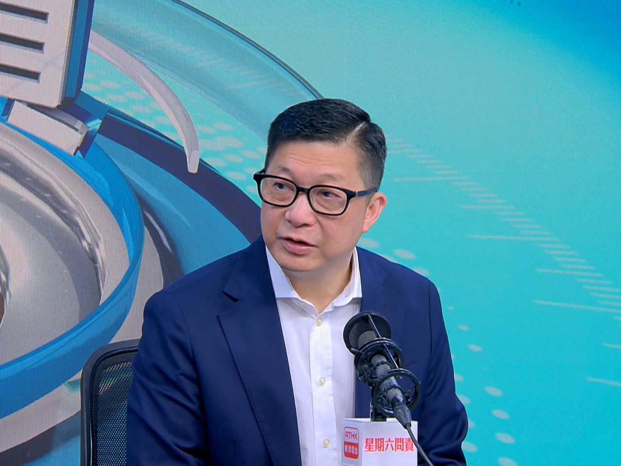 鄧炳強稱，會透過人工智能技術將不同類型報案排序，例如火警會按優次處理，估計2028年啟用上述新功能。