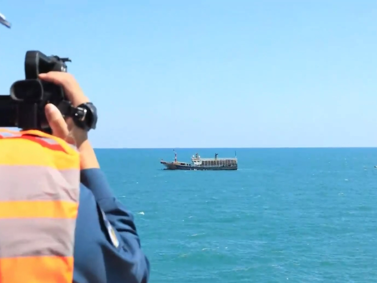 中國與韓國海上執法機構舉行聯合巡航。（央視片段截圖）