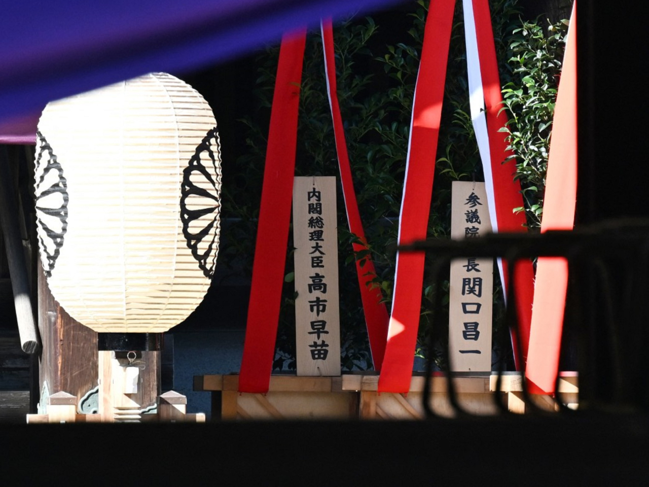 日本首相高市早苗以內閣總理大臣名義，向靖國神社供奉祭品。（法新社）
