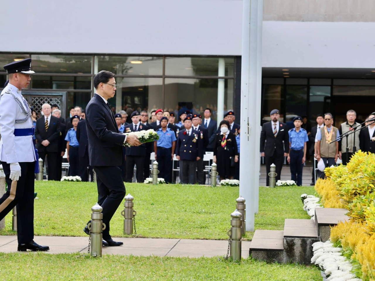李家超到香港大會堂紀念花園出席一年一度的官方紀念儀式。（李家超社交專頁）