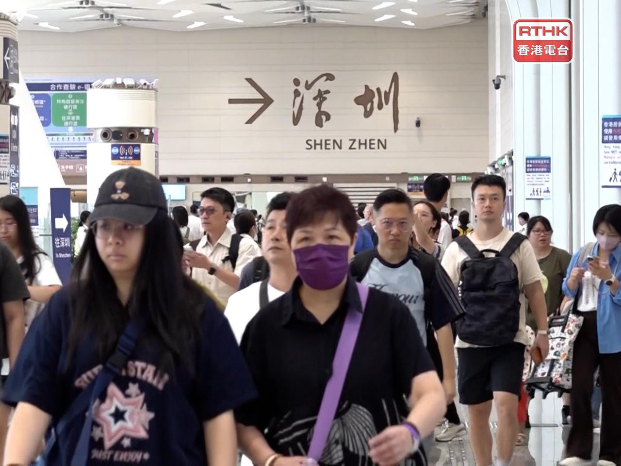 入境處表示，皇崗口岸於早上10時至下午2時的離境人流極為繁忙，共錄得超過3萬人次出境。（港台圖片）