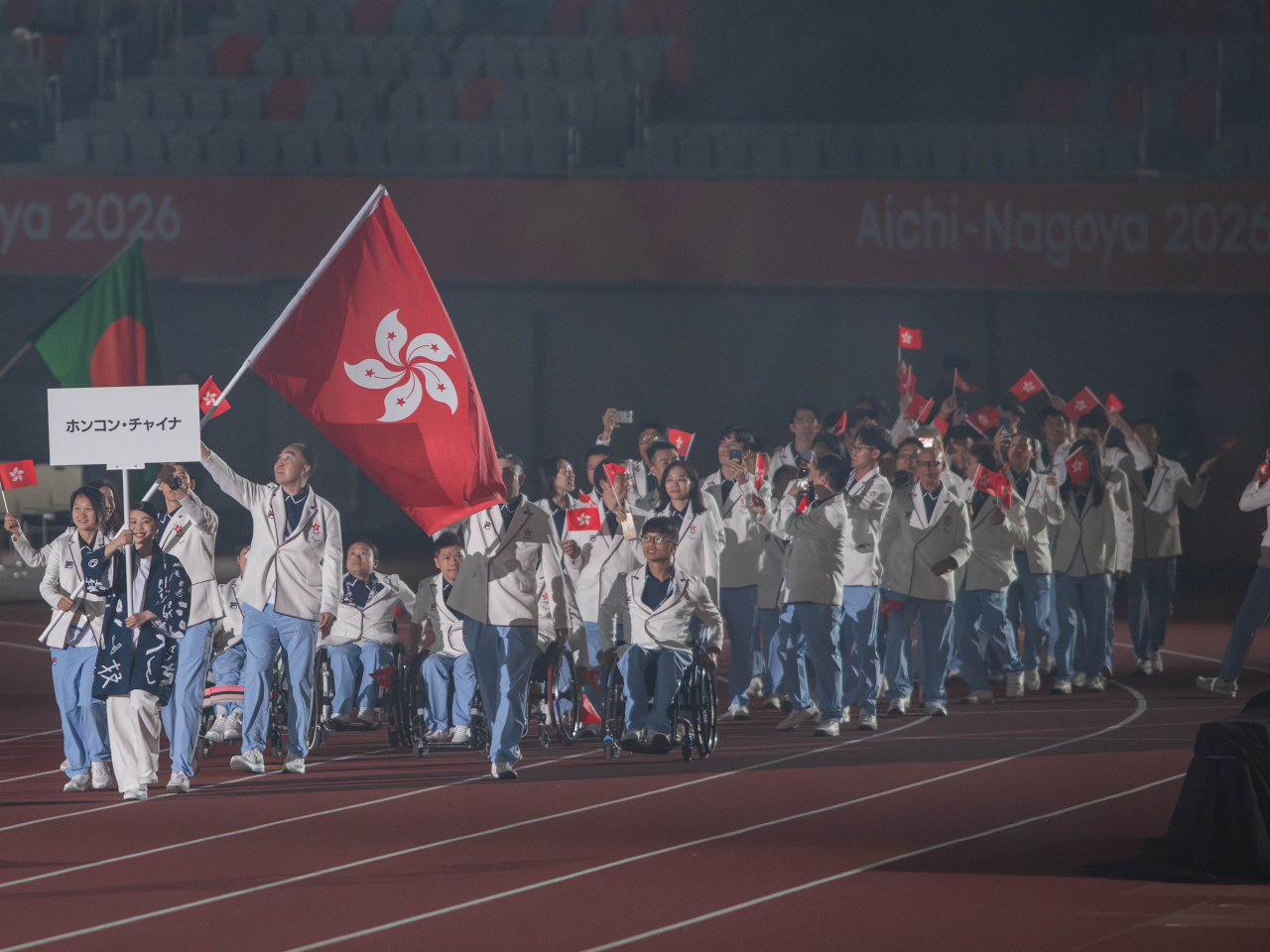 中國香港代表團的持旗手，由男子跆拳道運動員楊肇麒及女子田徑運動員王穎晞擔任。（中國香港殘疾人奧委會提供）