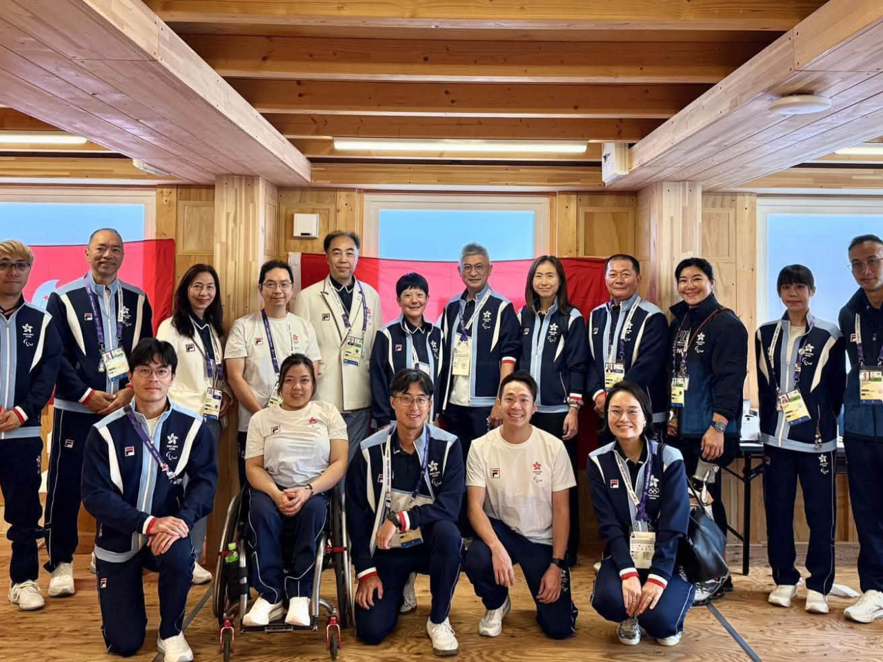 劉震及莊敏婷與中國香港代表團見面，了解運動員的住宿和備戰情況。(文化體育及旅遊局社交網頁)