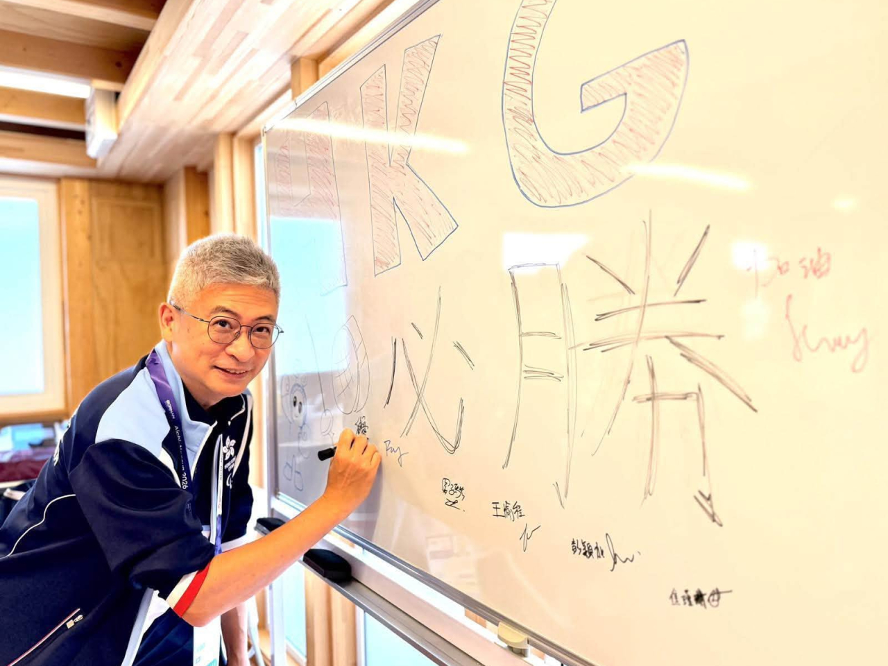 劉震及莊敏婷未來數天將會走訪不同場館觀看港隊運動員出戰的項目，在現場為他們打氣。(文化體育及旅遊局社交網頁)