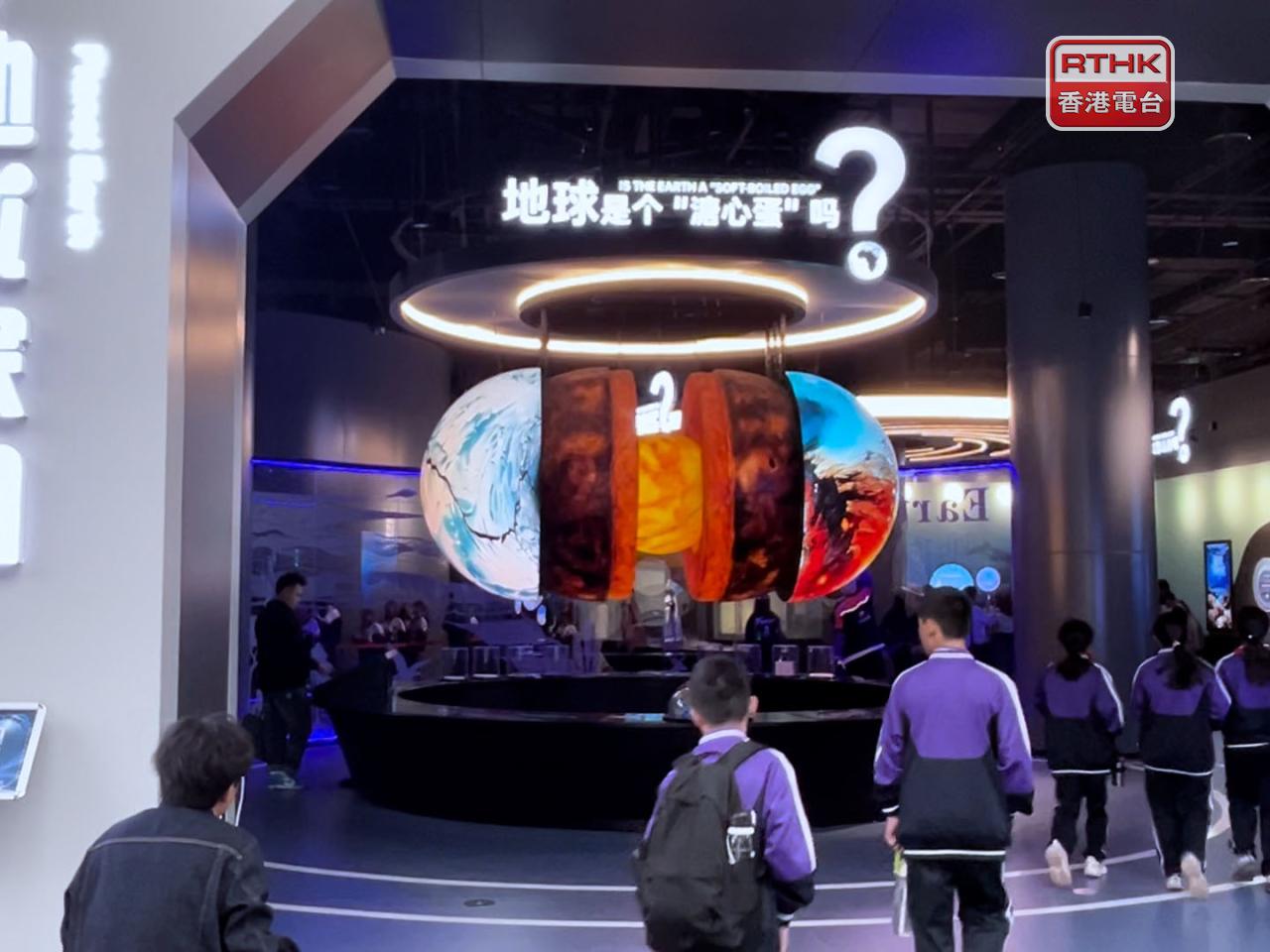 科技館樓高兩層，布展面積超過1萬平方米，有超過210個展覽項目。