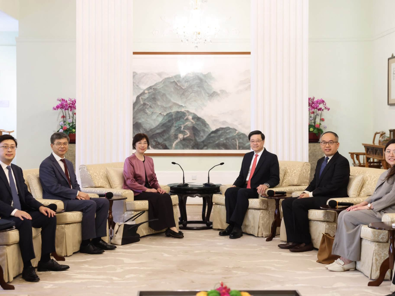 李家超與亞洲基礎設施投資銀行行長鄒加怡會面，歡迎她率團來港出席2026年亞太經合組織財政部長會議。（李家超社交網站圖片）