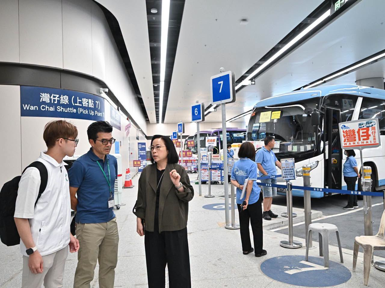 謝詠誼逐一視察專營巴士、專線小巴、跨境巴士及的士上客區。（運輸署社交網站圖片）