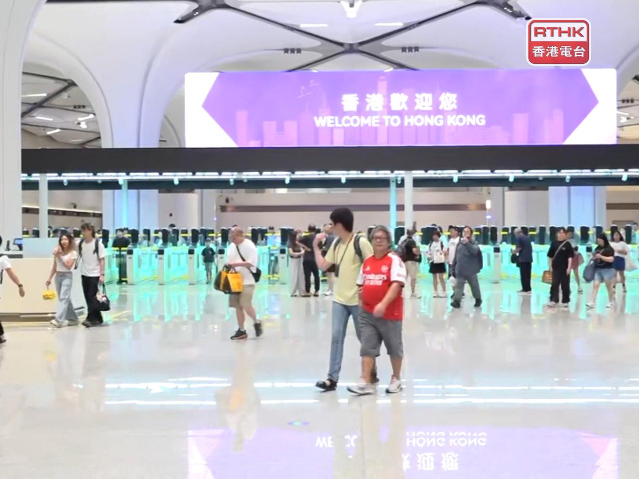 入境處表示，隨住重陽節假期將到尾聲，旅客開始南下返港。（陳韋丞攝）