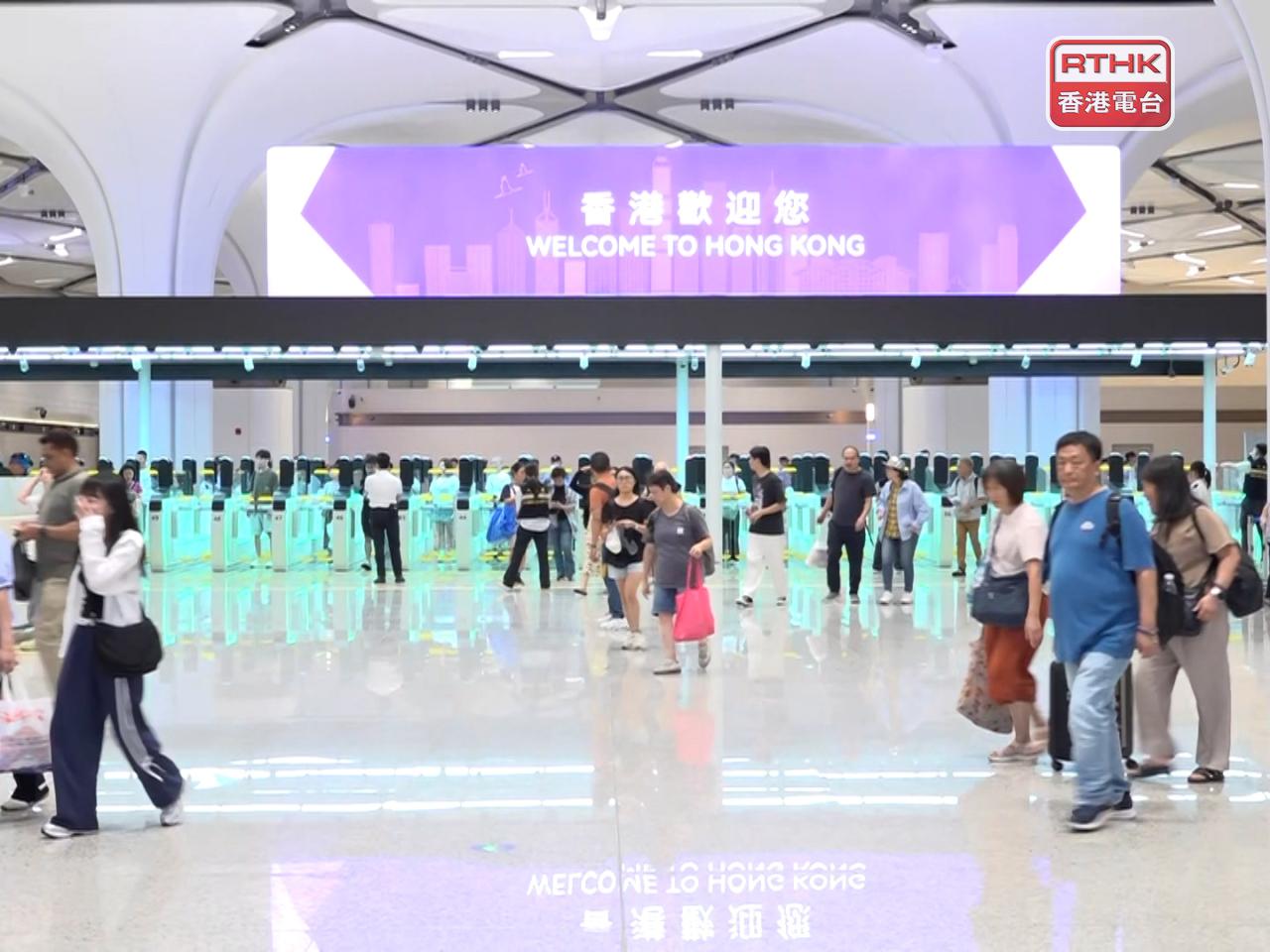 在下午2時至4時期間，約有9400名旅客經皇崗口岸入境回港。（陳韋丞攝）