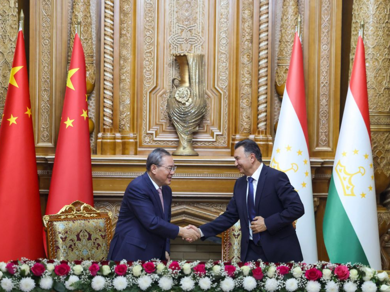 Premier Li Qiang holds talks with Tajik counterpart Kokhir Rasulzoda in Dushanbe. Photo: Xinhua