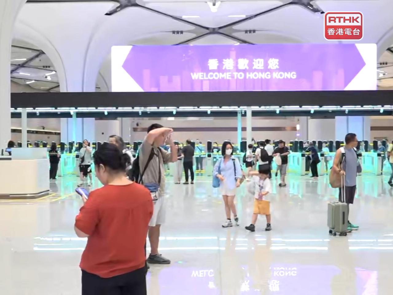 The Security Bureau said about 9,400 people arrived in Hong Kong via Huanggang port between 2pm and 4pm on Monday. Photo: RTHK