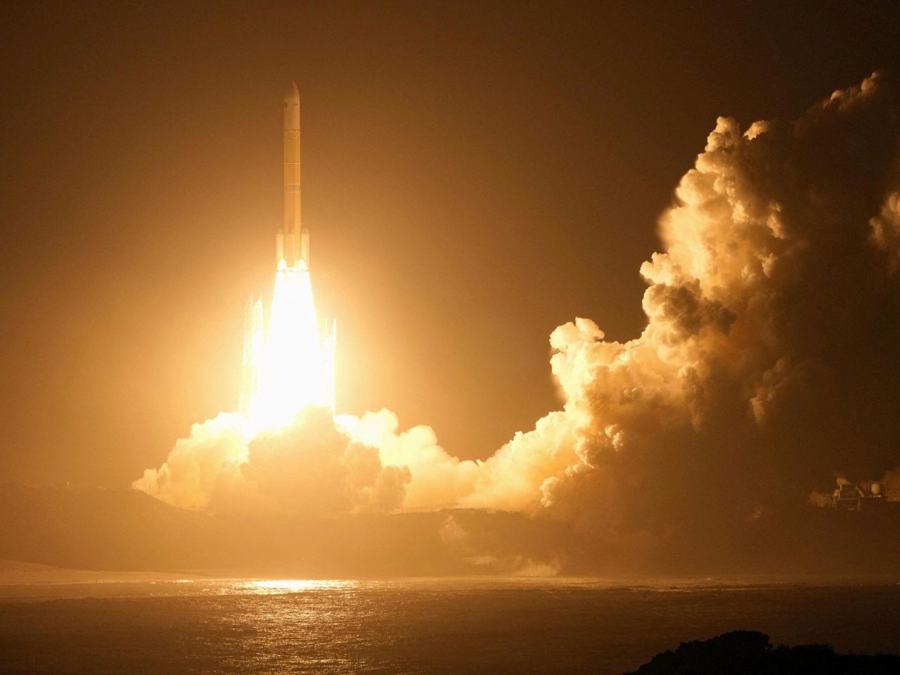 日本火星衛星探測器凌晨發射升空。（路透社）
