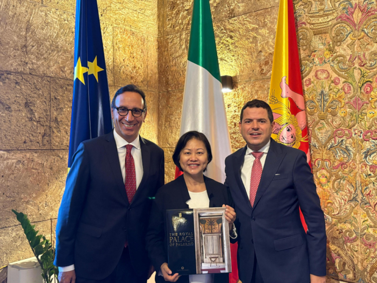 翁佩雯（中）與西西里大區議會主席Gaetano Galvagno（右）及西西里大區基礎設施與交通部長Alessandro Aric&ograve;（左）會面。（政府新聞處圖片）