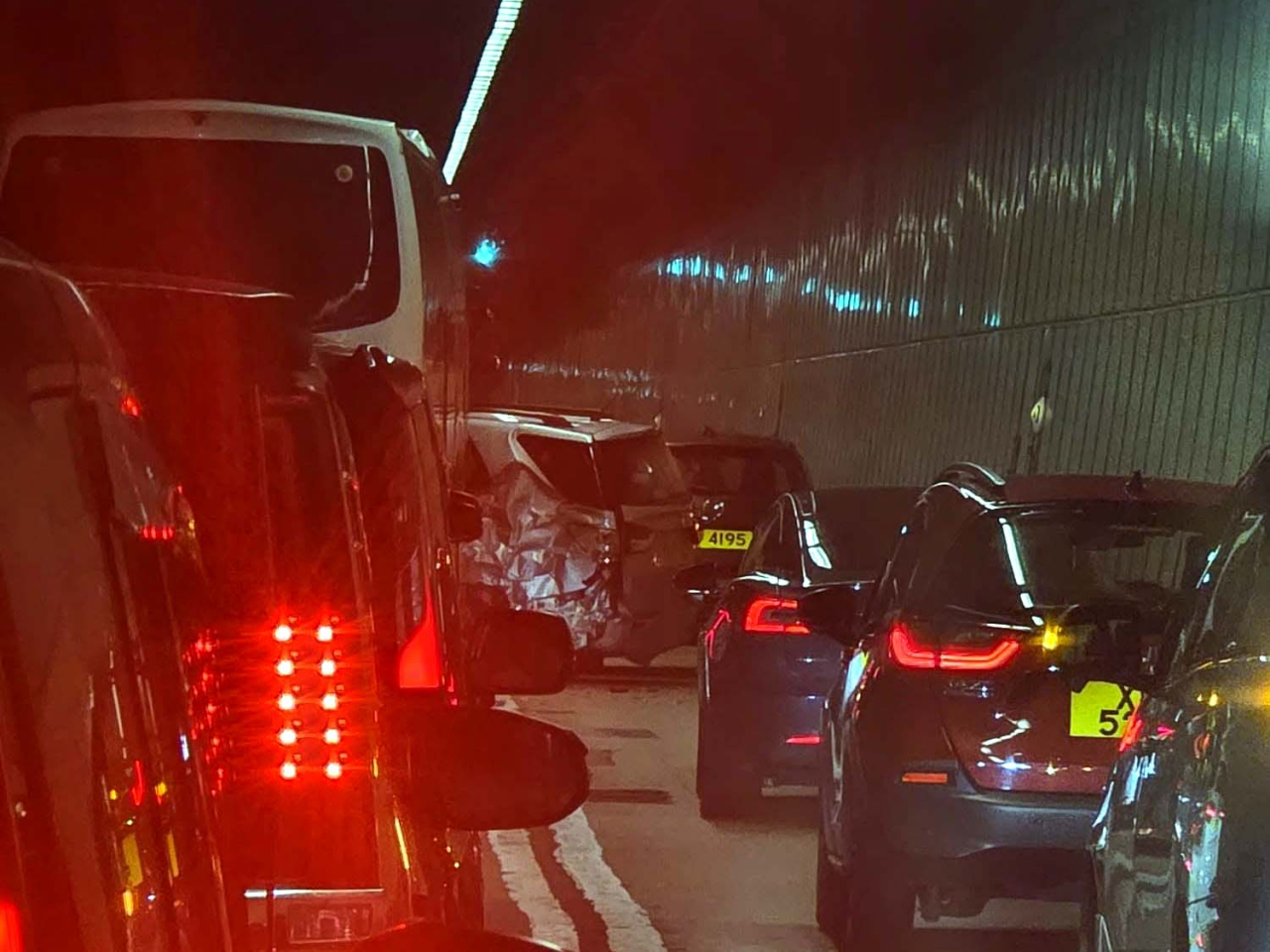 香港仔隧道往灣仔方向管道內發生交通意外，涉及兩架私家車及一架旅遊巴。（網上圖片）