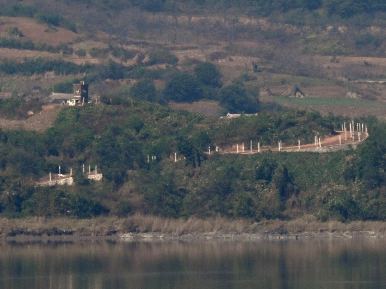 圖為朝鮮和韓國非軍事區北側的哨所和軍事圍欄。（法新社）
