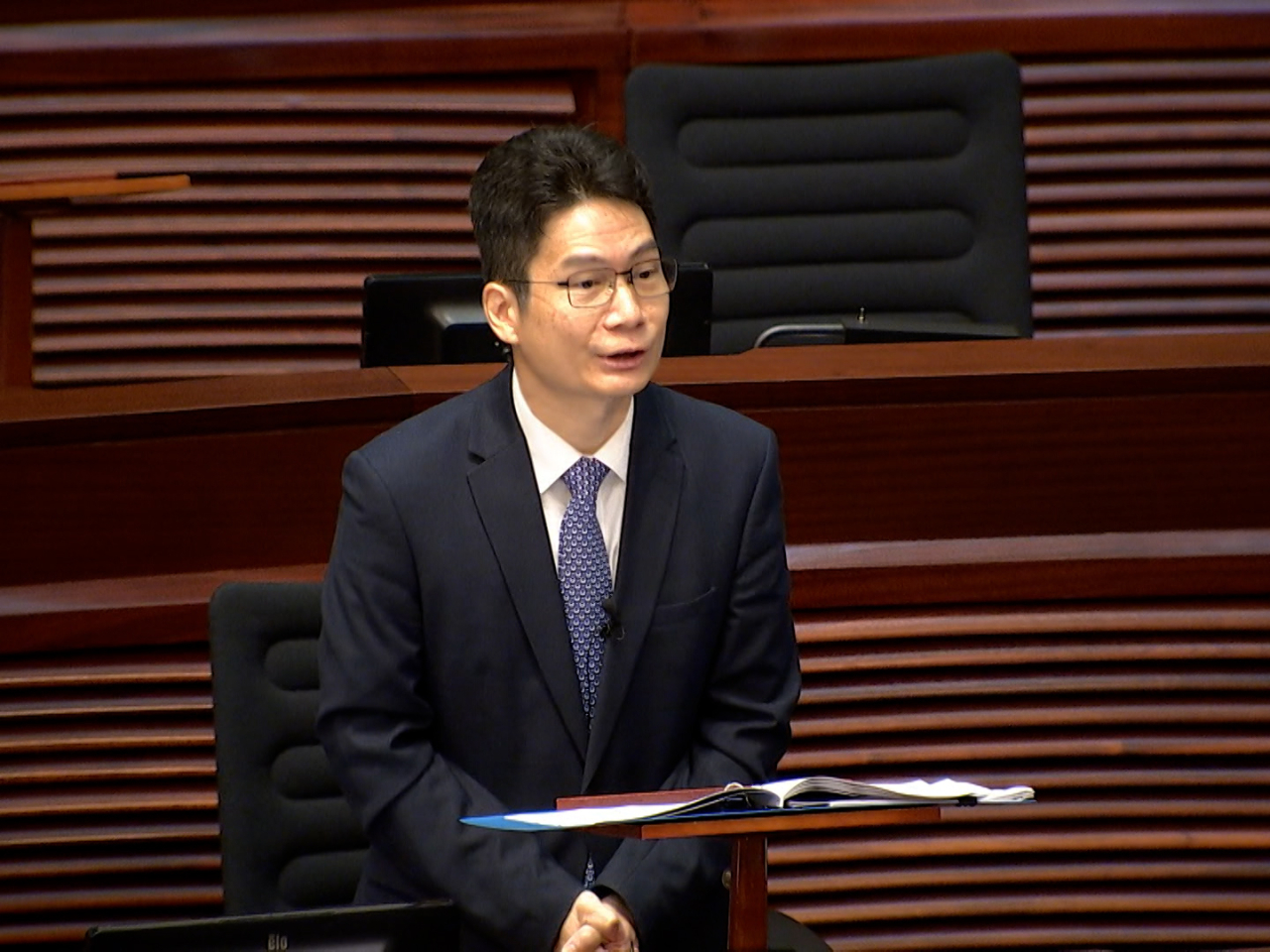 陳浩濂表示，政府高度重視防範非法開立銀行戶口的行為。