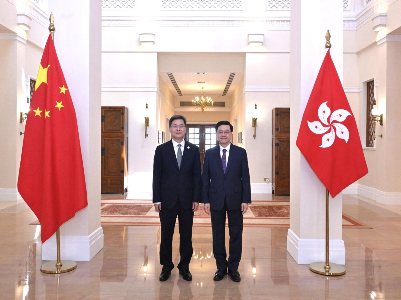 行政長官李家超（右）在禮賓府與財政部部長藍佛安（左）會面。（政府新聞處）