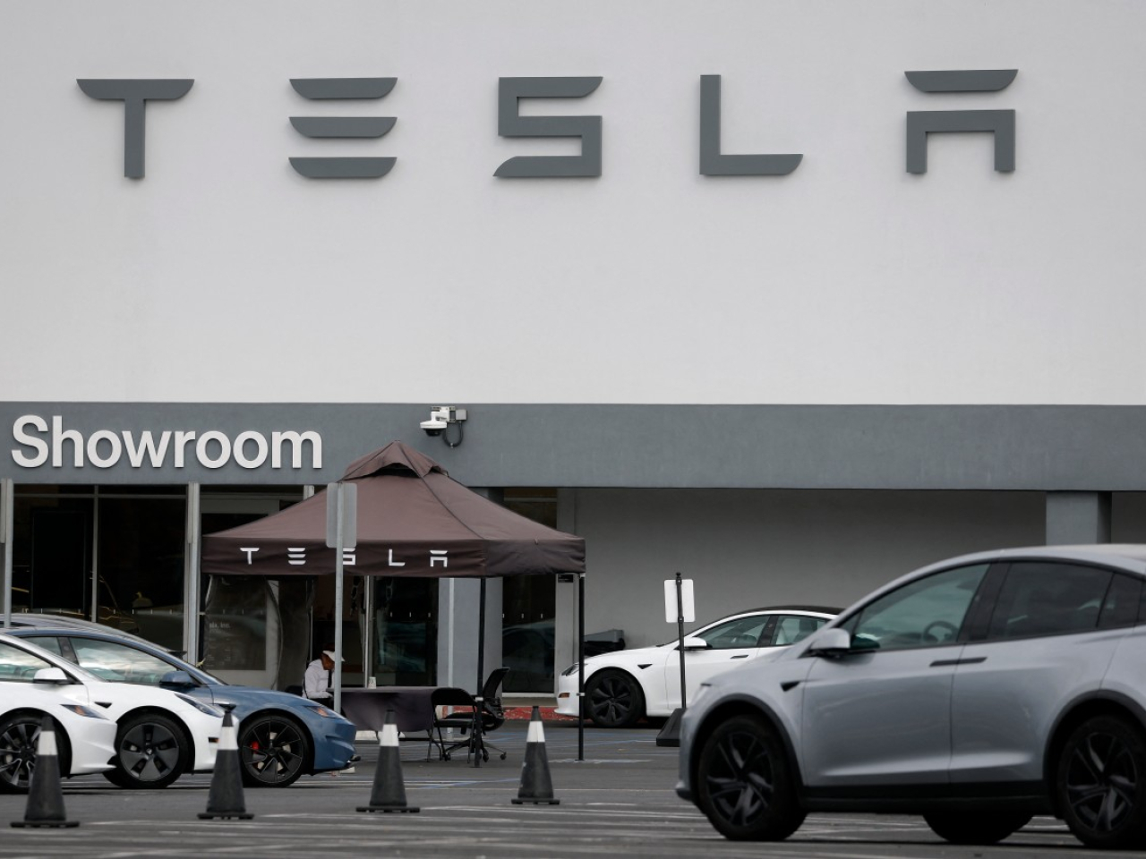 Tesla上季經調整每股盈利0.48美元，好過預期。期內錄得15.3億美元自由現金流。（法新社）