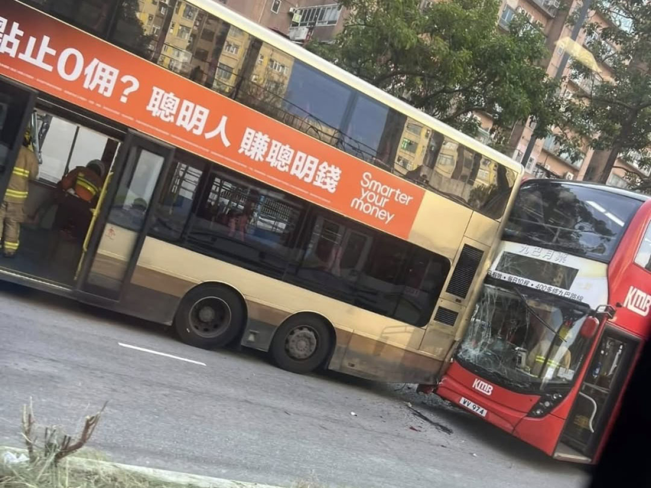 事發在早上約8時16分，當時兩架九巴在鳴琴路往良景邨方向行駛，其後相撞。（網上圖片）