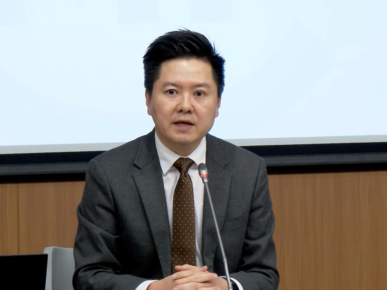 徐樂堅指市民接種流感疫苗意欲下降，令人擔心，重申不應輕視流感影響。（港台圖片）