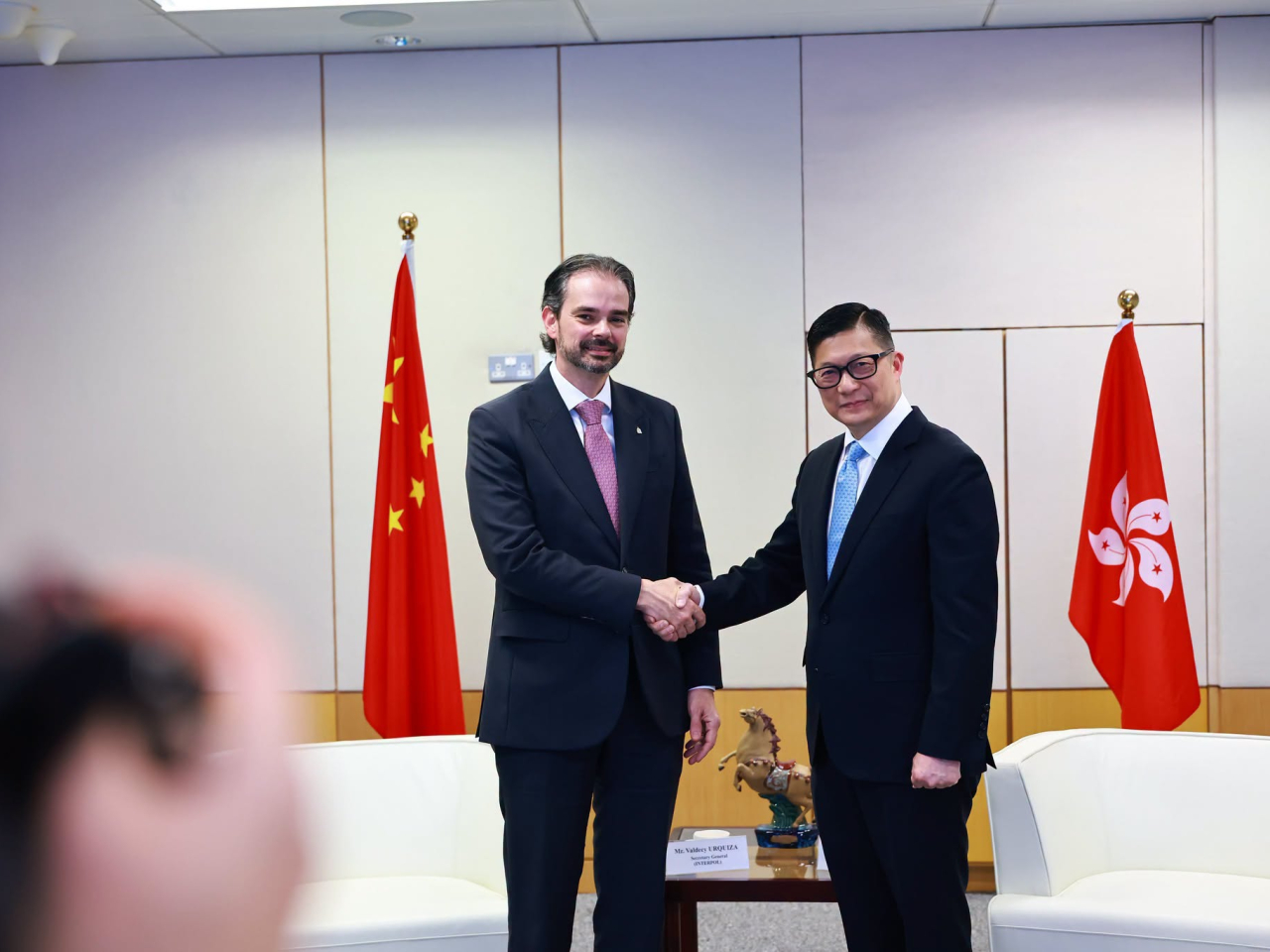 鄧炳強與訪港的國際刑警組織秘書長代表團，交流工作進展。（鄧炳強社交網站圖片）