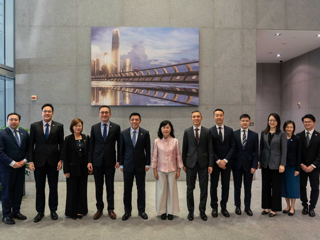 陳美寶聯同丘卓恒會見到訪香港的新加坡交通部長兼財政部第二部長蕭振。（運輸及物流局社交網站圖片）