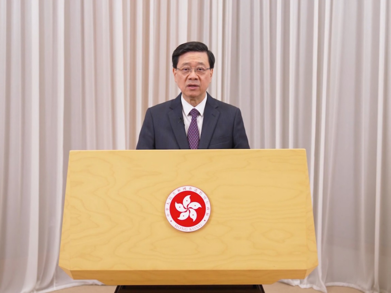 李家超在2026金融街論壇年會閉幕式以視像方式致辭。（政府新聞處）