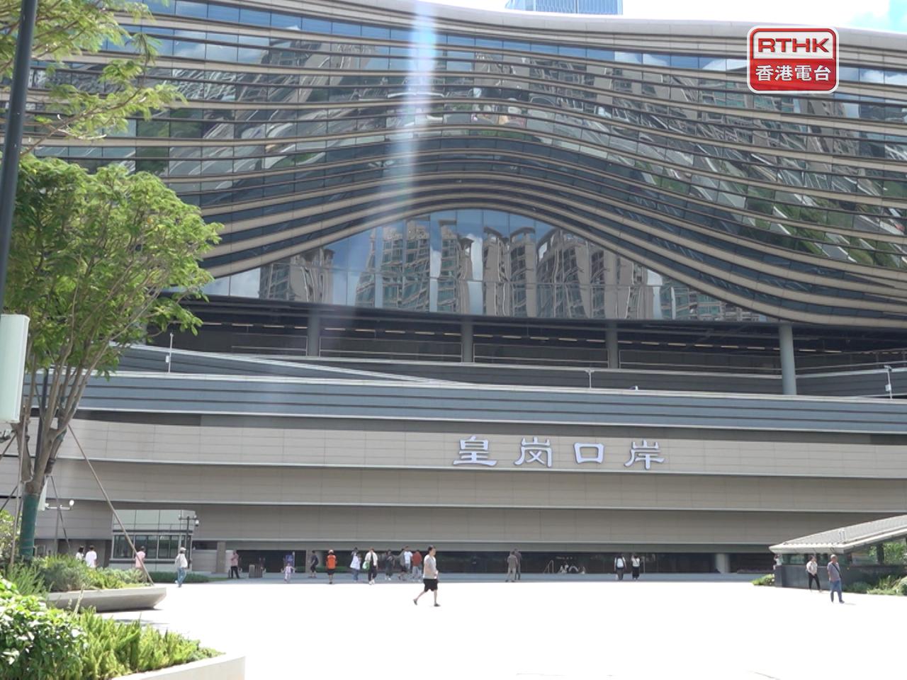 鄧炳強表示，新皇崗口岸啟用至今整體暢順，平日約有8萬3千人次使用，但運作仍有改善空間。（港台圖片）