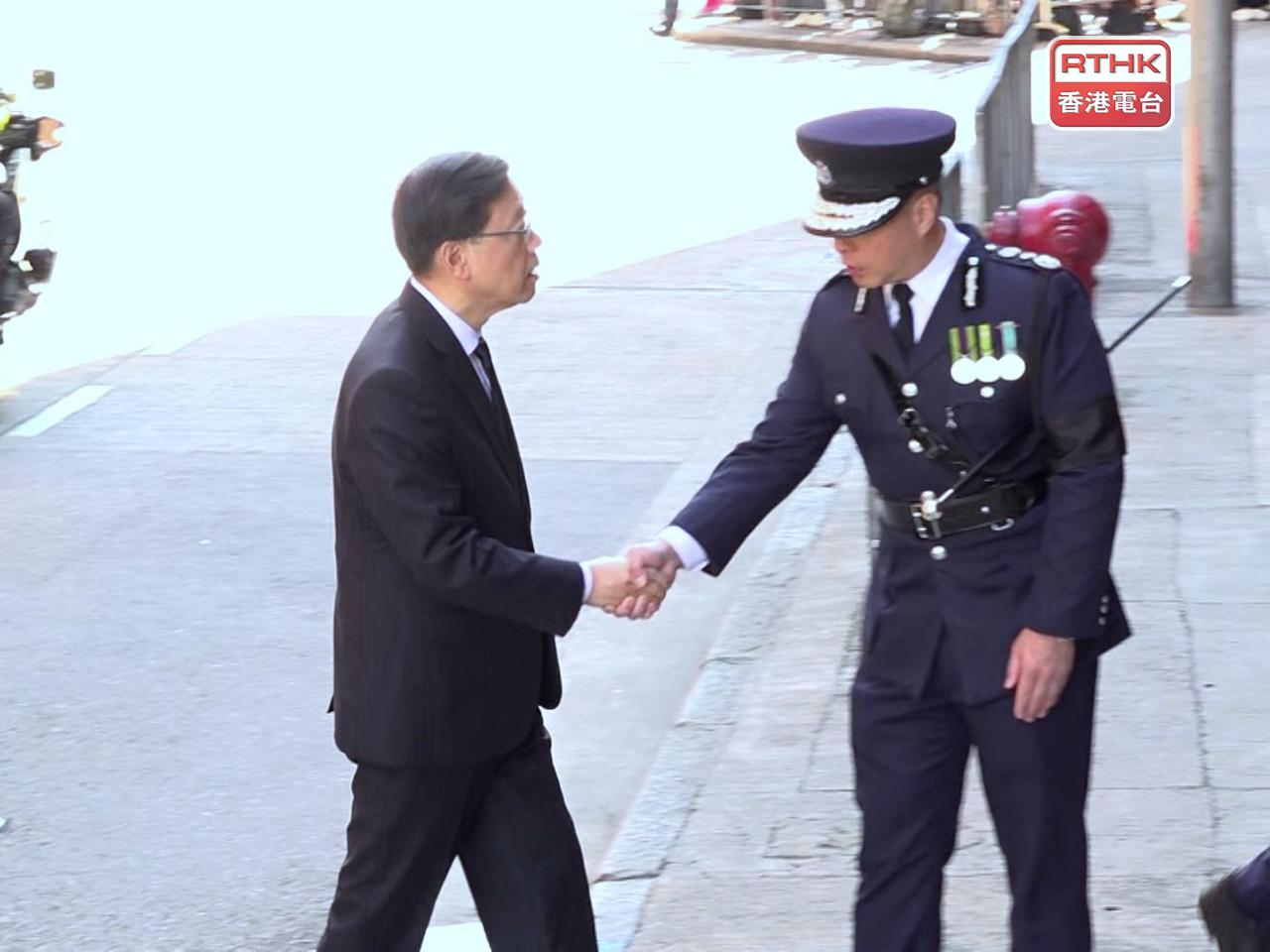 行政長官李家超早上到殯儀館致祭。（葉燿坤攝）