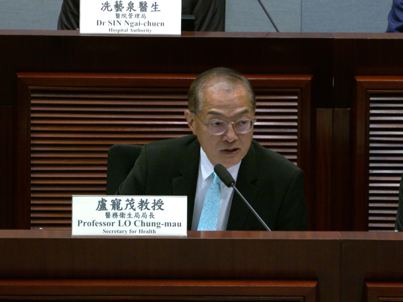 盧寵茂指，當局建議當收費超出預算20%或以上須書面解釋並非「黃金比率」，但已經過不同諮詢，平衡了各方意見。