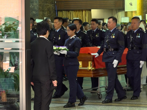 朱振國靈柩蓋上特區區旗　到長沙灣分區警署道別後安葬浩園