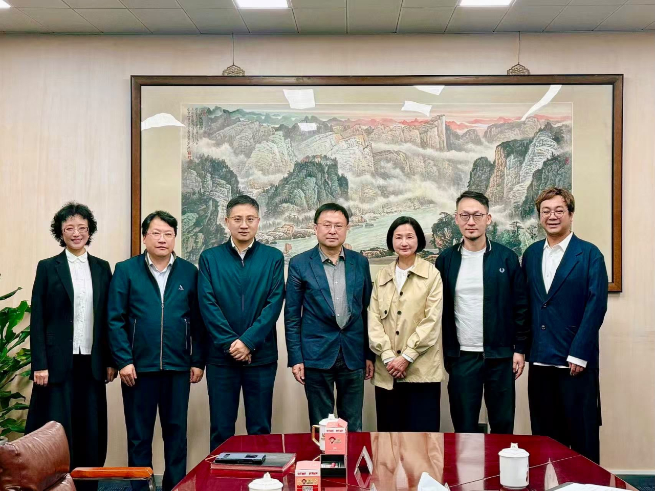 關婉儀（右三）與成都傳媒集團董事長、成都傳媒產業集團黨委書記、董事長曾義（中）合照。（政府新聞處）