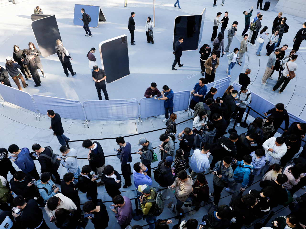 A long line forms for iPhone Duo at Apple's Jing'an store in Shanghai. Photo: Reuters