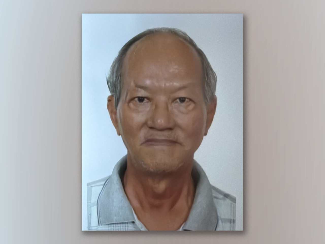 失蹤男子鄭健華身高約1.6米，體重約50公斤，中等身材，長面型，黃皮膚及蓄短灰髮。（政府新聞處)