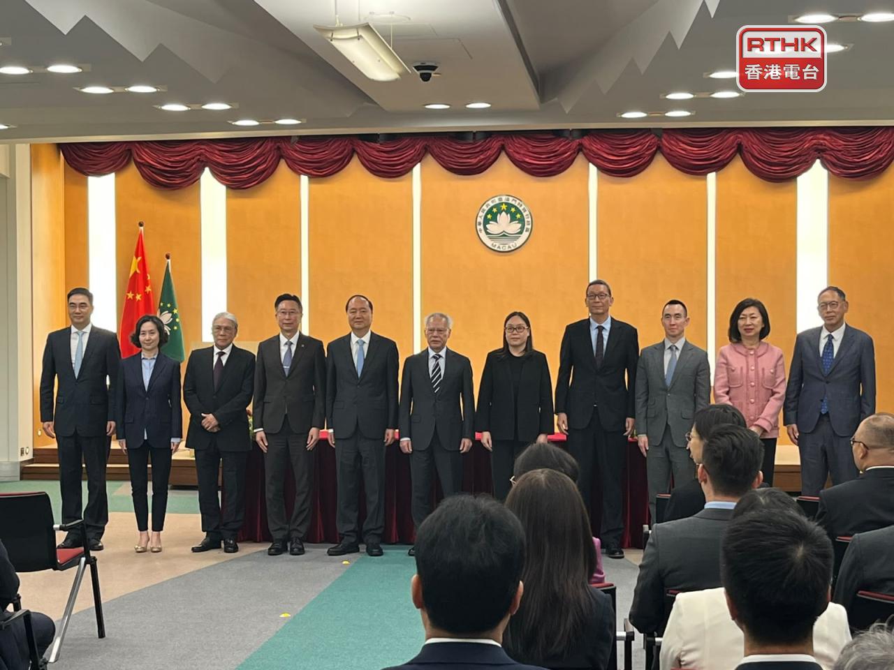 岑浩輝（中）與澳門中聯辦主任鄭新聰（左五）等，在簽署引導基金文件儀式後與6間博企代表合影。（鄭月明攝）