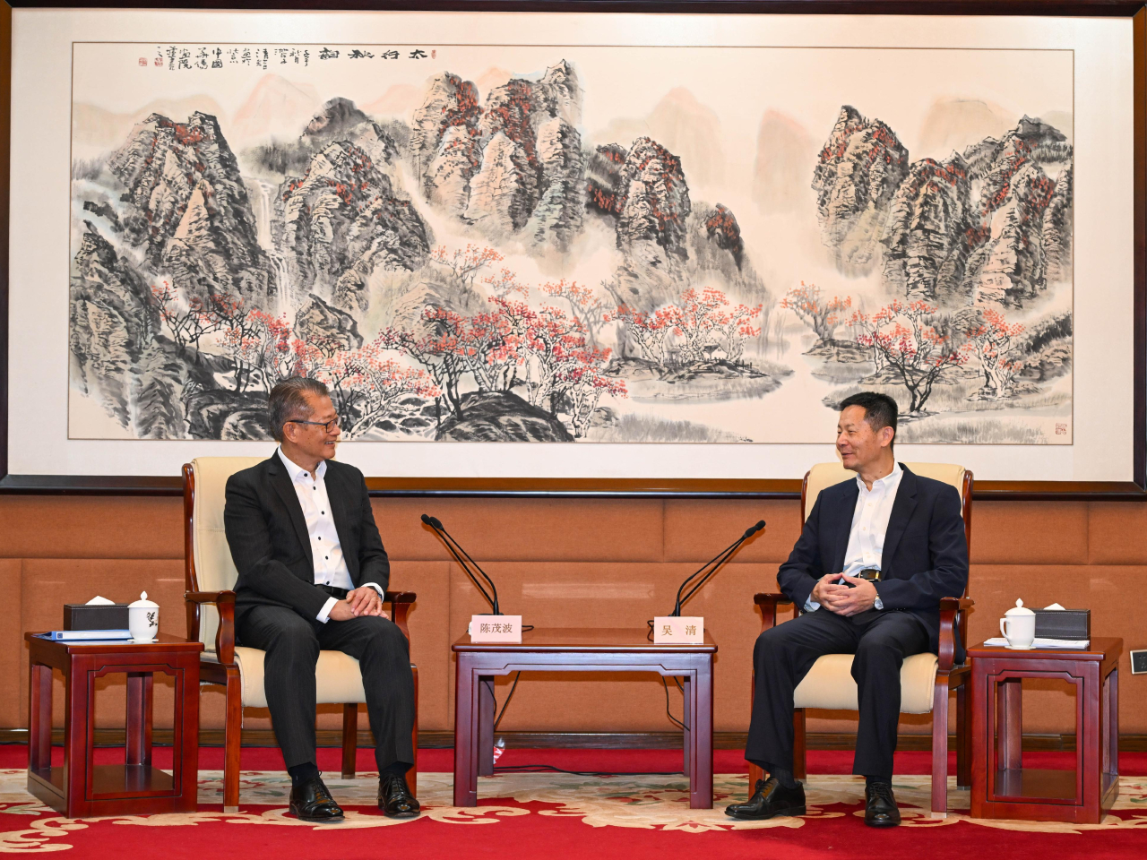財政司司長陳茂波（左）與中國證券監督管理委員會主席吳清（右）會面。（政府新聞處）