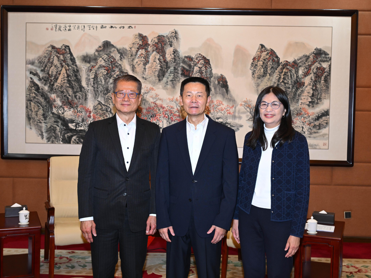 陳茂波與吳清（中）會面。香港證監會行政總裁梁鳳儀（右）亦有出席。（政府新聞處）