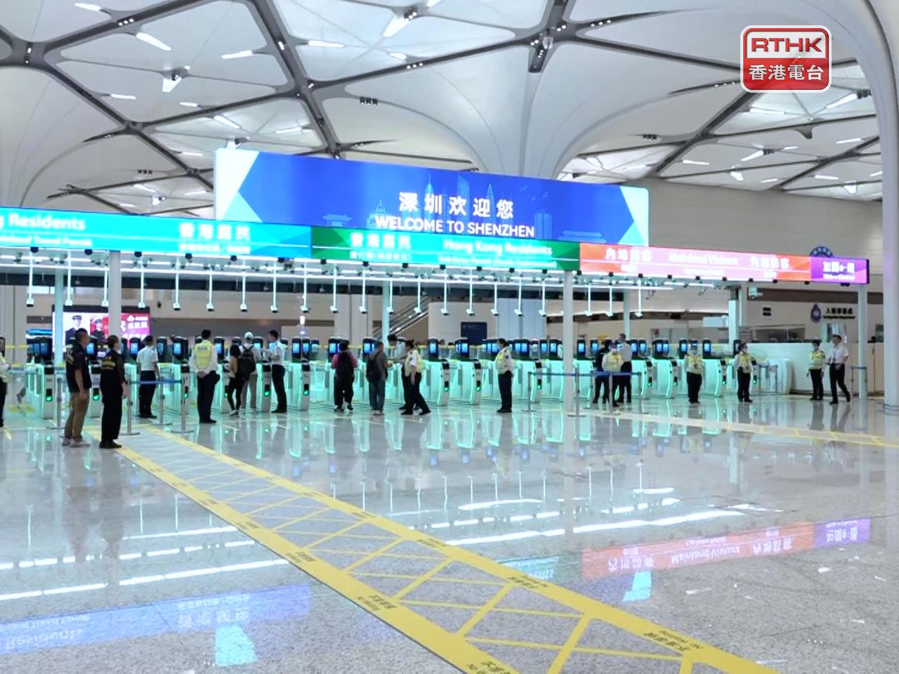 入境處表示，家長可透過「香港e-道」應用程式，為持有香港身份證的7至17歲子女登記，亦可以帶同子女到皇崗口岸的合作查驗e-道登記處或自助服務站登記。（港台圖片）