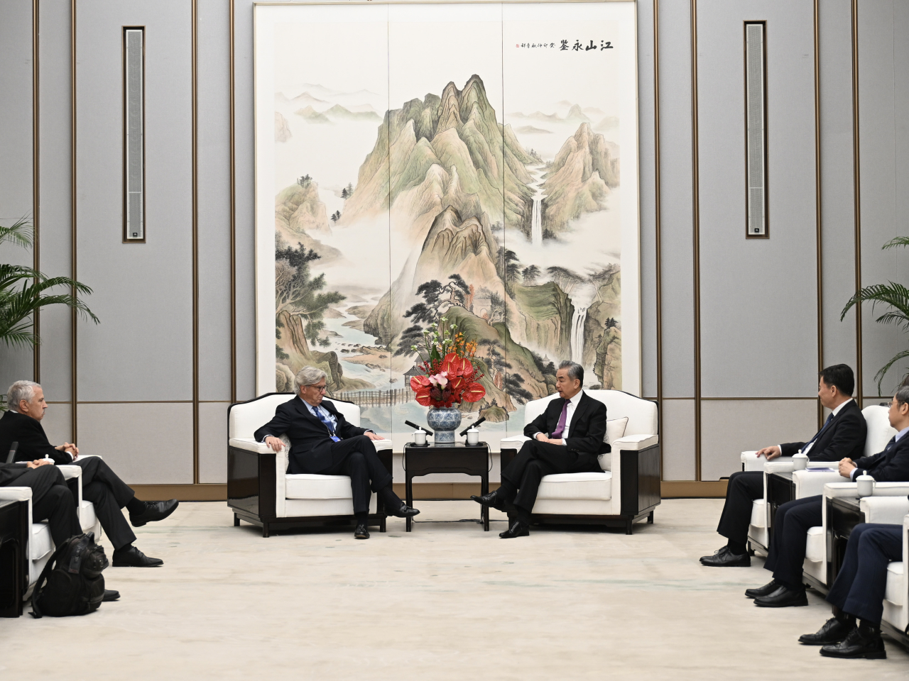 王毅昨日與來華出席2026全球治理論壇的美方代表會面。（新華社）
