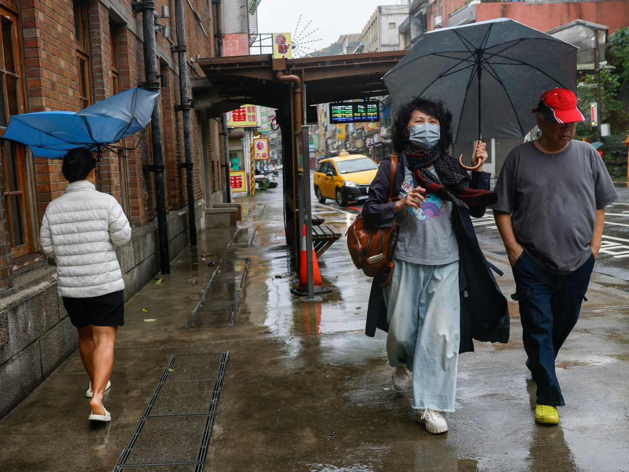 薔琵吹襲台灣，造成1人死亡、增至350人受傷。（路透社）