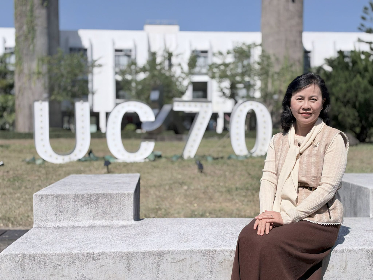 陳美寶昨日聯合校友的身份擔任中文大學聯合書院七十周年院慶典禮主禮嘉賓。她在社交平台提到，親身感受到香港高等教育的蓬勃生機與卓越實力，令她對香港的人才培訓體系與未來發展充滿信心。（運輸及物流局社交平台）
