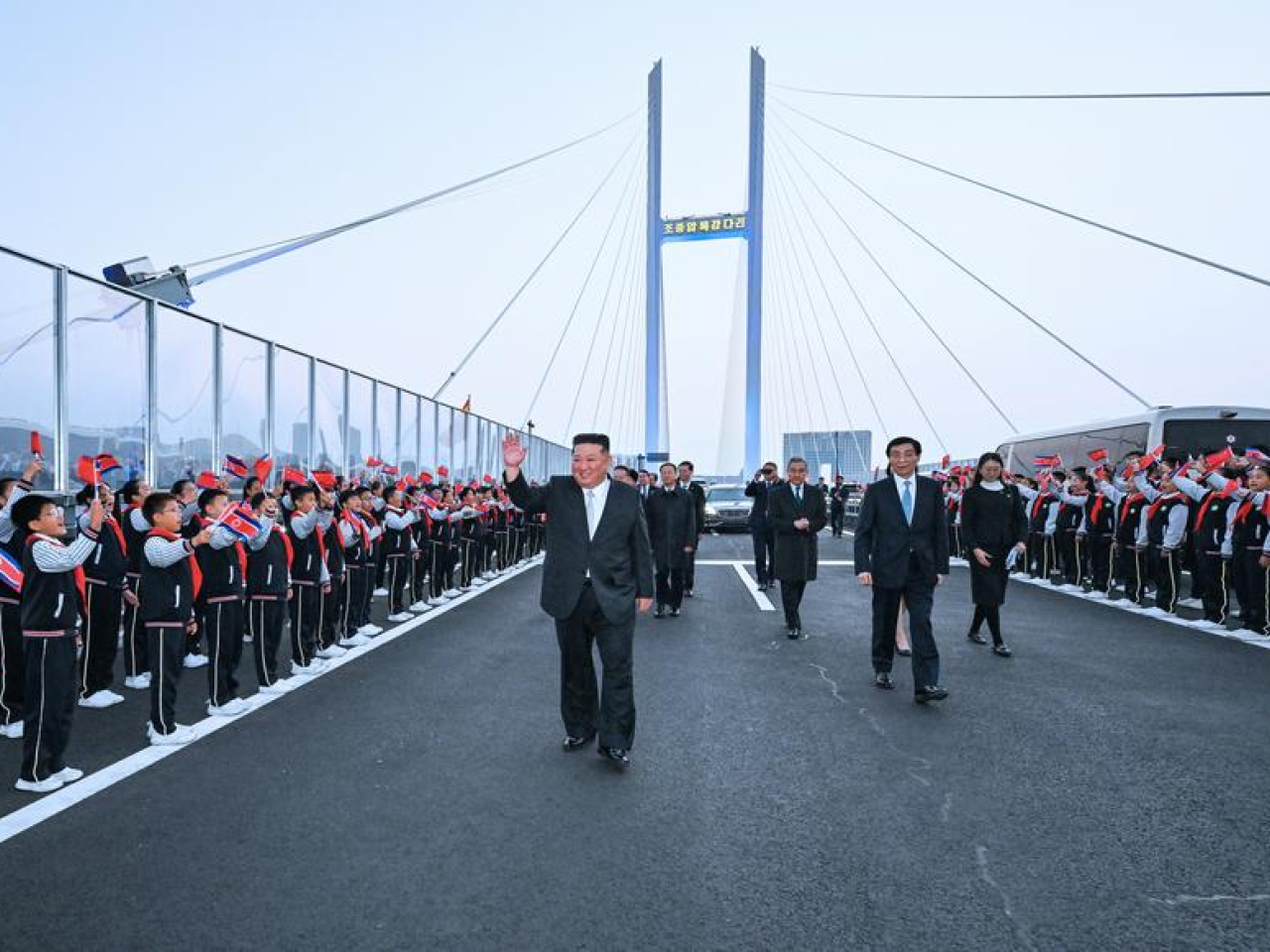 金正恩離開丹東時，中共中央政治局常委、全國政協主席王滬寧到中朝新鴨綠江大橋送行。（新華社）