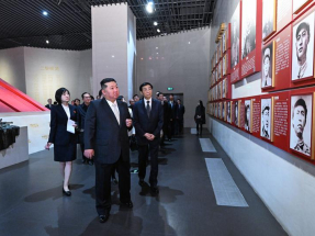 王滬寧陪同金正恩訪問丹東