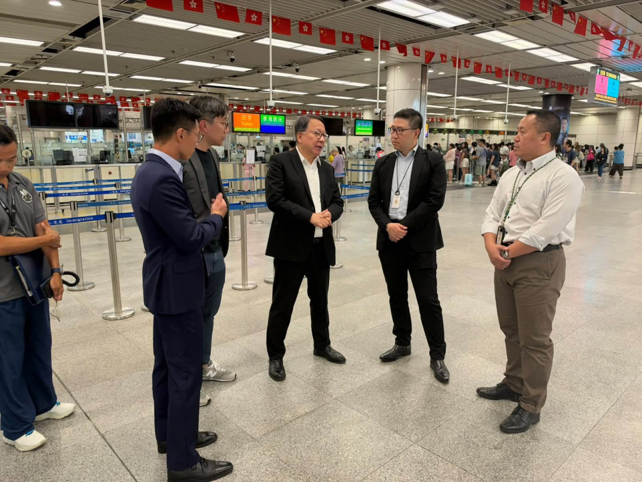 陳國基到口岸視察。（陳國基社交專頁圖片）